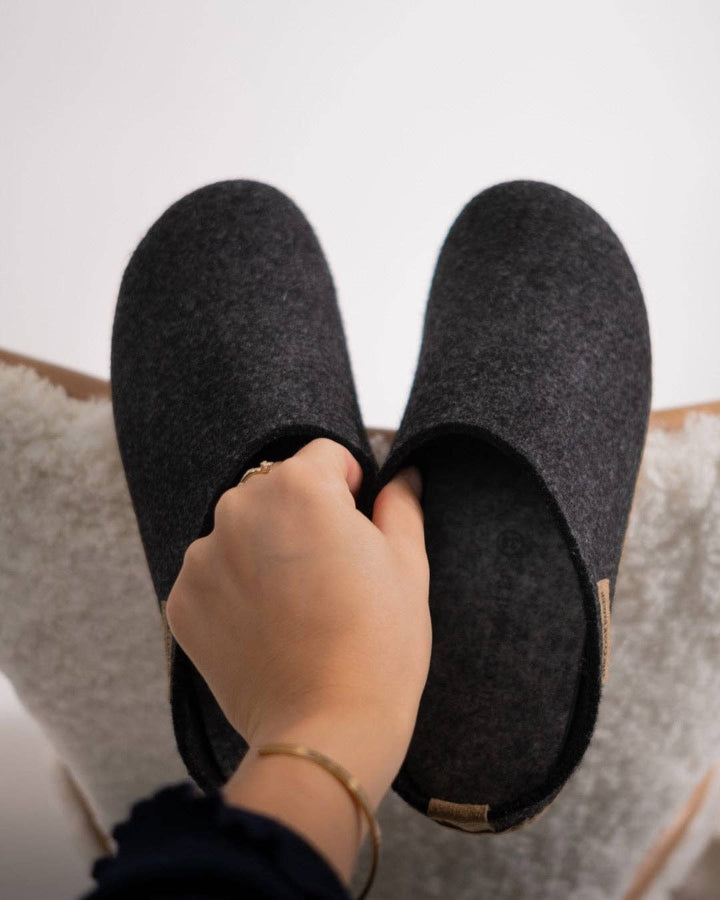 Felted slippers with rubber sole — Dark Grey: 45